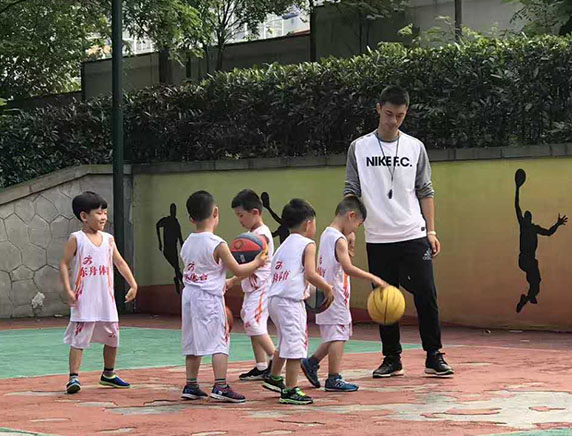 重庆篮球培训班东舟体育告诉你打篮球会长高哟！