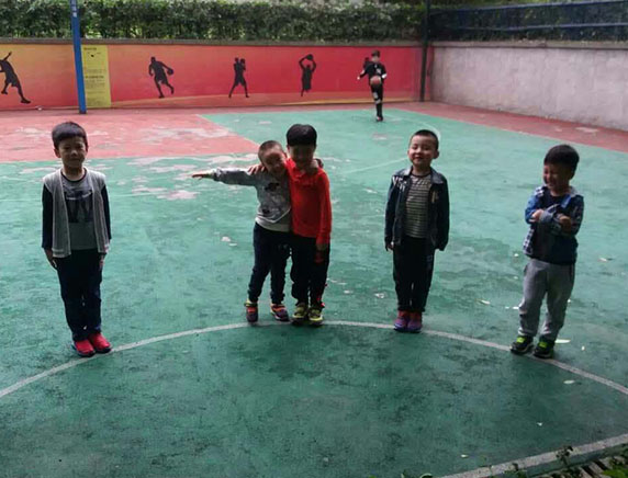 重庆儿童篮球培训班东舟体育简述如何运球？