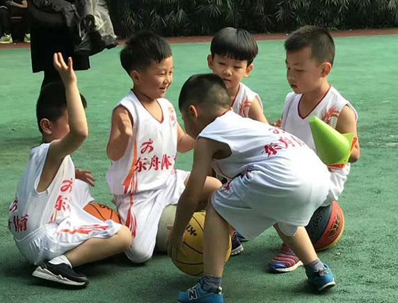 重庆儿童篮球培训东舟体育讲解篮球上篮技巧知识
